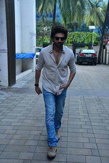 Kartik Aaryan snapped promoting their upcoming film ' Bhool Bhulaiyaa 3' 