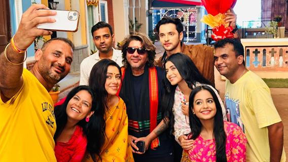 Rupali Ganguly, Rajan Shahi, Shivam Khajuria and Alisha Parveen celebrates Shivam Khajuria's birthday on the set