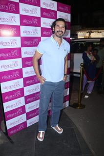 Dino Morea snapped at Frozen Fun Cafe