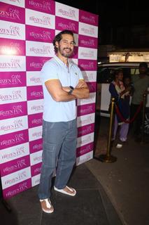 Dino Morea snapped at Frozen Fun Cafe