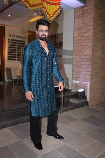 Maniesh Paul snapped attending Pragya Kapoor’s Diwali bash