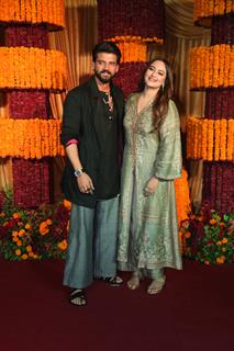 Sonakshi Sinha and Zaheer Iqbal snapped at Ramesh Taurani’s Diwali Bash