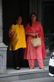 Kareena Kapoor snapped at Randhir Kapoor house 