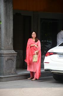 Kareena Kapoor snapped at Randhir Kapoor house 