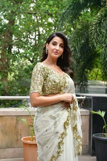 Nora Fatehi snapped promoting their upcoming film 'Matka'