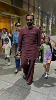 Saif Ali Khan, Kareena Kapoor, Taimur Ali Khan and Jeh Ali Khan  snapped at the airport