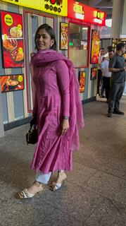 Mrunal Thakur snapped at the airport