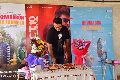 Harman Baweja celebrates birthday with Paparazzis