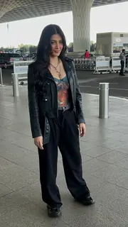 Shruti Haasan snapped at the Mumbai airport 