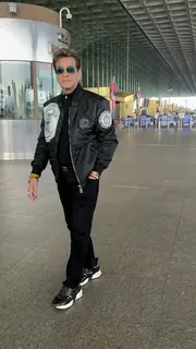 Jeetendra snapped at the airport