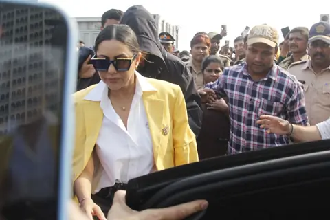 Shah Rukh Khan and Gauri Khan snapped at the Gateway of India