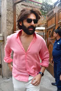 Kartik Aaryan snapped in the city