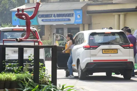 Sara Ali Khan snapped at Lilavati Hospital 