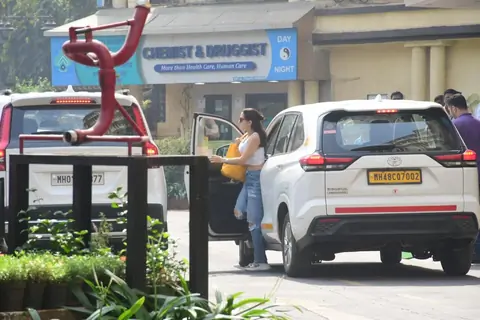 Sara Ali Khan snapped at Lilavati Hospital 