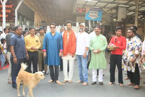 Vicky Kaushal, Dinesh Vijan and Laxman Utekar snapped at Siddhivinayak Temple