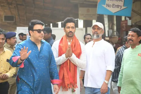 Vicky Kaushal, Dinesh Vijan and Laxman Utekar snapped at Siddhivinayak Temple