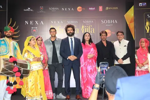 Shah Rukh Khan and Kartik Aaryan snapped at the 25th IIFA Awards press conference