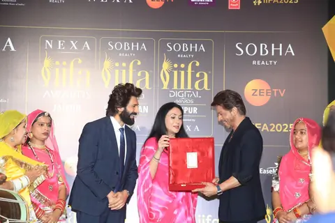 Shah Rukh Khan and Kartik Aaryan snapped at the 25th IIFA Awards press conference