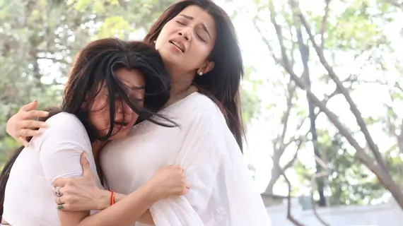 Samridhii Shukla snapped on the sets of Yeh Rishta Kya Kehlata Hai