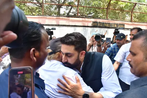 Abhishek Bachchan and Salim Khan attend Manoj Kumar's funeral