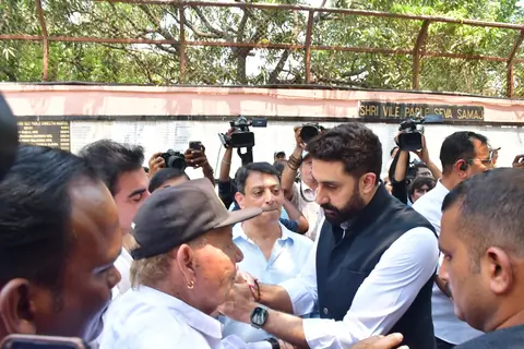 Abhishek Bachchan and Salim Khan attend Manoj Kumar's funeral