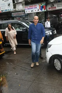 Ashutosh Gowariker attend the last rites of Rono Mukerji