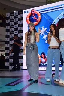 Jacqueline Fernandez snapped promoting their film Housefull 5 