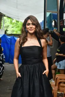 Mrunal Thakur snapped promoting Son of Sardaar on the sets of Kapil sharma show