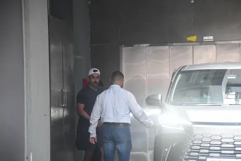 Ranbir Kapoor spotted outside a clinic in Bandra