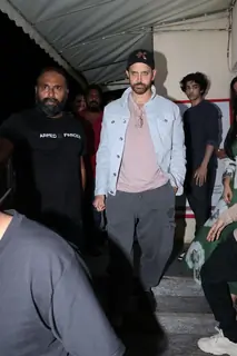 Hrithik Roshan and Saba Azad snapped at at Juhu pvr