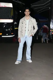 Sidharth Malhotra snapped promoting ‘‘Param Sundari’ on the sets of Super Dancer 5