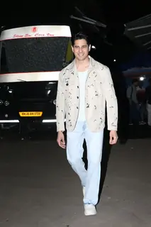Sidharth Malhotra snapped promoting ‘‘Param Sundari’ on the sets of Super Dancer 5