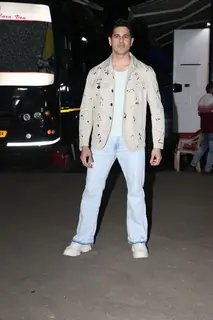 Sidharth Malhotra snapped promoting ‘‘Param Sundari’ on the sets of Super Dancer 5