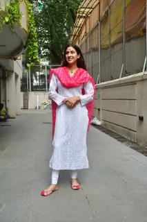 Sara Ali Khan snapped cutting her birthday cake