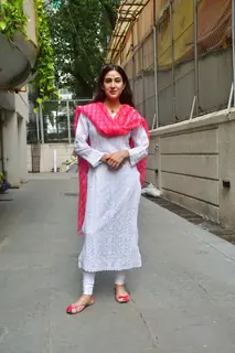 Sara Ali Khan snapped cutting her birthday cake