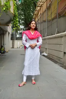 Sara Ali Khan snapped cutting her birthday cake