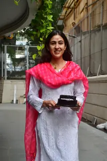 Sara Ali Khan snapped cutting her birthday cake