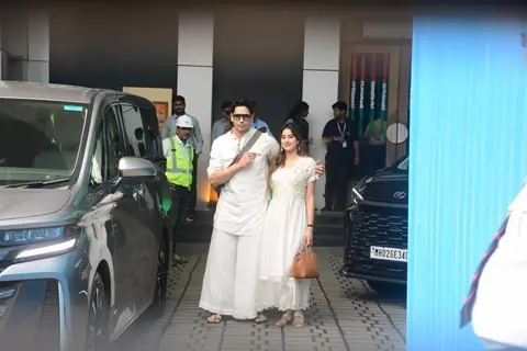 Sidharth Malhotra and Janhvi Kapoor return from Tirupati after Param Sundari promotions