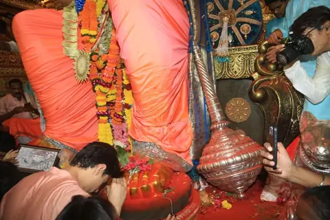 Sidharth Malhotra and Janhvi Kapoor snapped at Lalbaugcha Raja