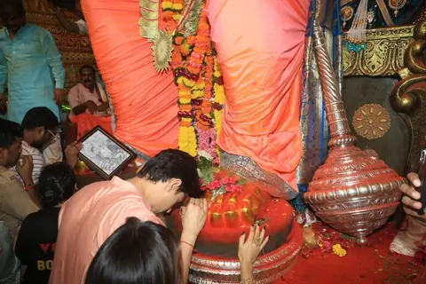 Sidharth Malhotra and Janhvi Kapoor snapped at Lalbaugcha Raja