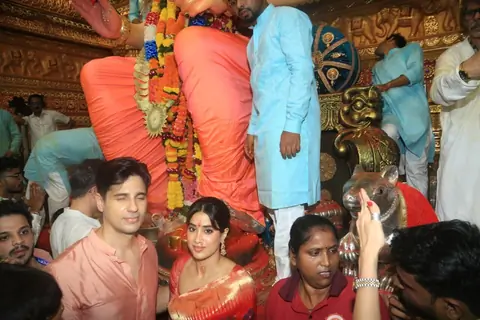 Sidharth Malhotra and Janhvi Kapoor snapped at Lalbaugcha Raja