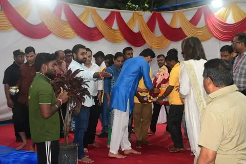 Ranbir Kapoor and Neetu Kapoor snapped during Ganpati visarjan