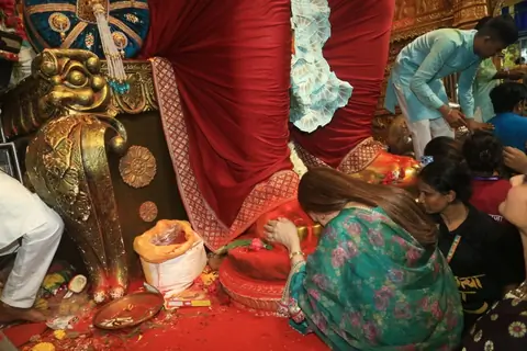 Esha Deol at Lalbaug Cha Raja Darshan