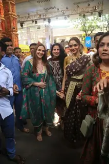 Esha Deol at Lalbaug Cha Raja Darshan