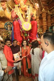 Mukesh Ambani and Nita Ambani  snapped seeking Bappa's blessings at Lalbaugh Cha Raja