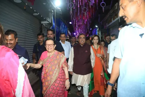 Mukesh Ambani and Nita Ambani  snapped seeking Bappa's blessings at Lalbaugh Cha Raja