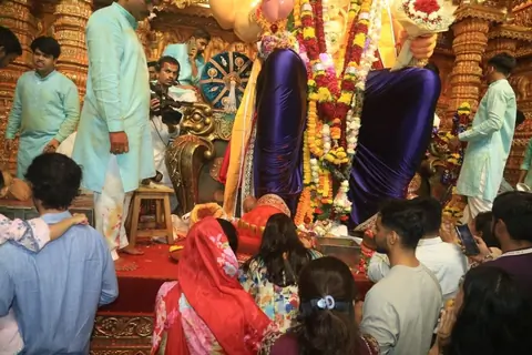 Arpita Khan Sharma and Aayush Sharma snapped at Lalbaugcha Raja