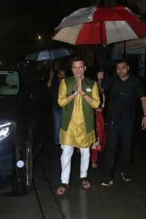 Vivek Oberoi snapped seeking blessings at Mumba Devi Temple