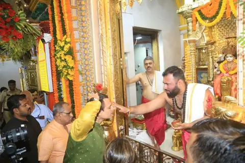 Vivek Oberoi snapped seeking blessings at Mumba Devi Temple