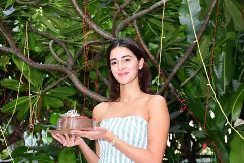 Ananya Panday snapped celebrating her birthday with papparazzi